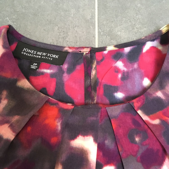 Light-weight Jones New York sleeveless floral top - Picture 2 of 4